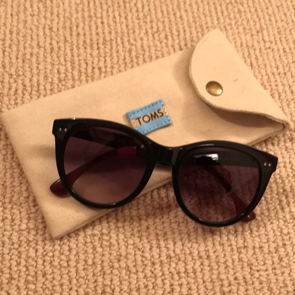 Tom’s sunglasses with case